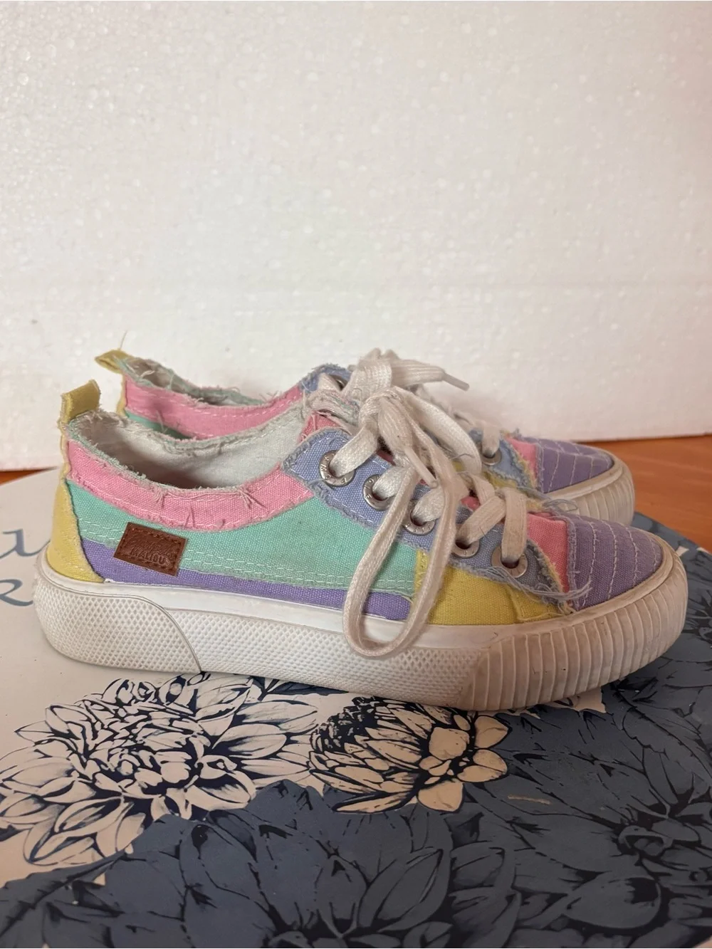 Blowfish Malibu Pastel Rainbow Sneakers Girls 13 🌈